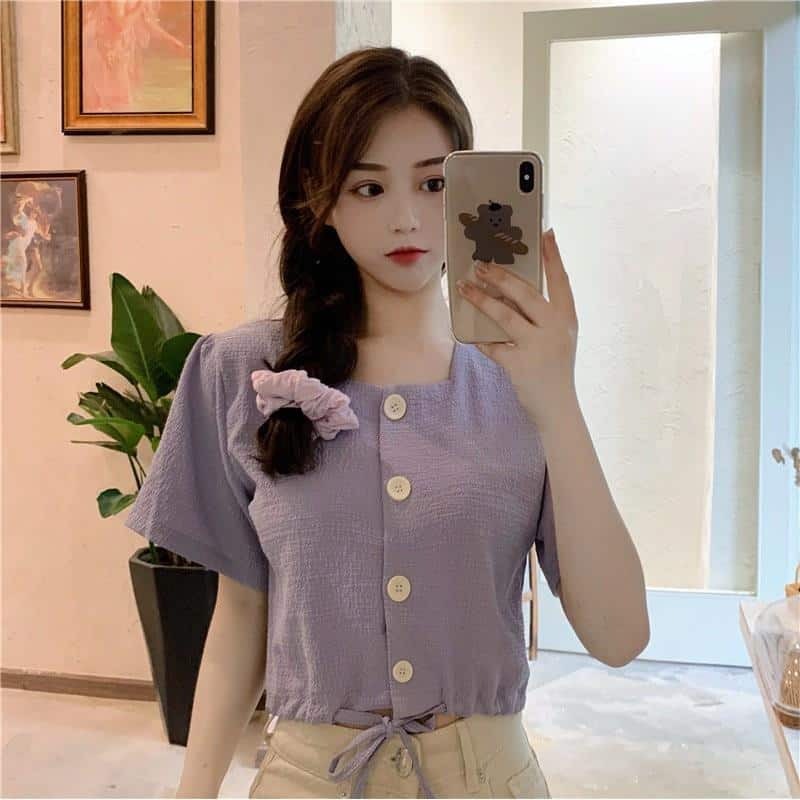 Mẫu sơ mi croptop cổ vuông sẽ giúp cho bạn trông trẻ trung hơn